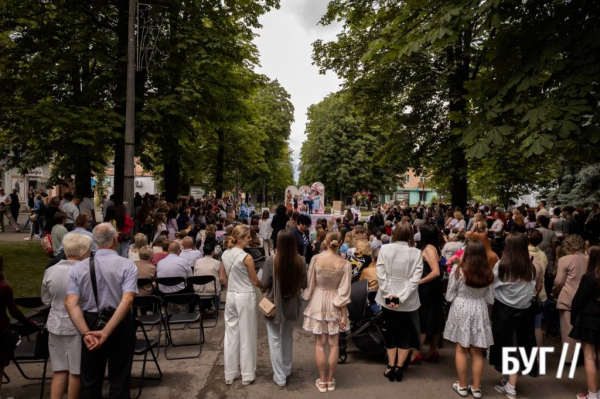 Випускники Нововолинських ліцеїв отримали свідоцтва з відзнакою: фоторепортаж | Новини Нововолинська