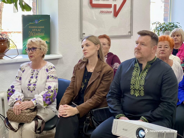 У Нововолинській бібліотеці презентували літературний альманах «Мамина Криниця» | Новини Нововолинська