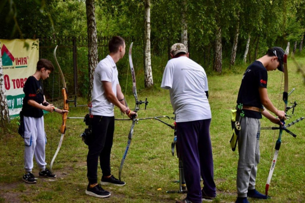 Ветеран з Нововолинська Сергій Дудік взяв участь на чемпіонаті Волині зі стрільби з лука | Новини Нововолинська