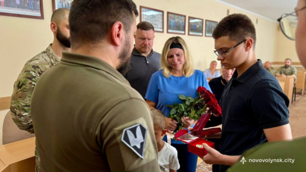 Сім’ї полеглого Героя з Нововолинська Дмитра Аршуліка вручили його посмертні нагороди | Новини Нововолинська