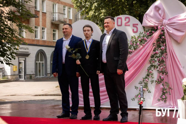 Випускники Нововолинських ліцеїв отримали свідоцтва з відзнакою: фоторепортаж | Новини Нововолинська