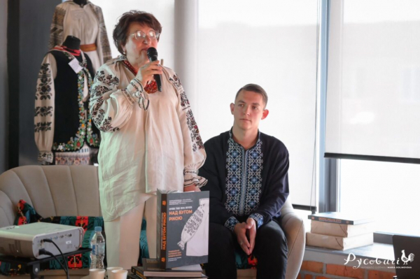 У Нововолинську відбулася презентація книги «Над Бугом рікою. Традиційний народний одяг західної Волині» | Новини Нововолинська У Нововолинську відбулася презентація книги «Над Бугом рікою. Традиційний народний одяг західної Волині» | Новини Нововолинська