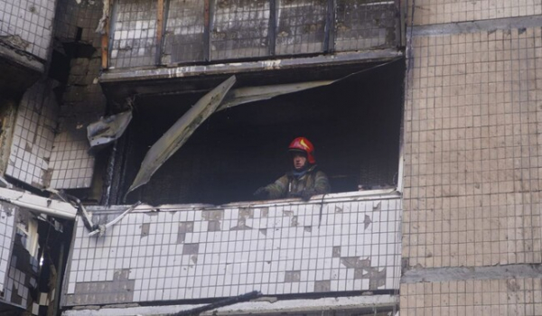 У Києві снаряд прилетів у двір багатоповерхівки у Святошинському районі, є постраждалі- Події