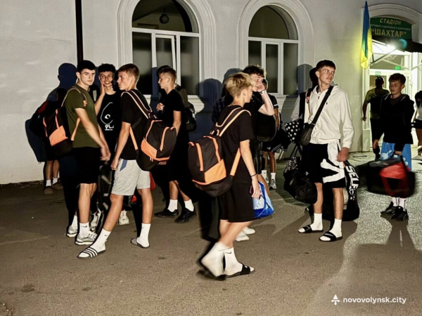 Нововолинські футболісти вирушили на спортивні збори до Словаччини | Новини Нововолинська