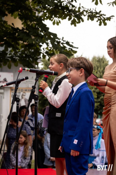 Випускники Нововолинських ліцеїв отримали свідоцтва з відзнакою: фоторепортаж | Новини Нововолинська