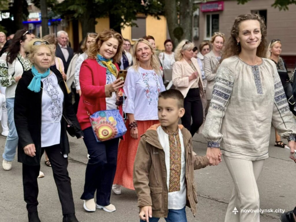 До Дня Незалежності у Нововолинську відбулася традиційна хода у вишиванках | Новини Нововолинська До Дня Незалежності у Нововолинську відбулася традиційна хода у вишиванках | Новини Нововолинська