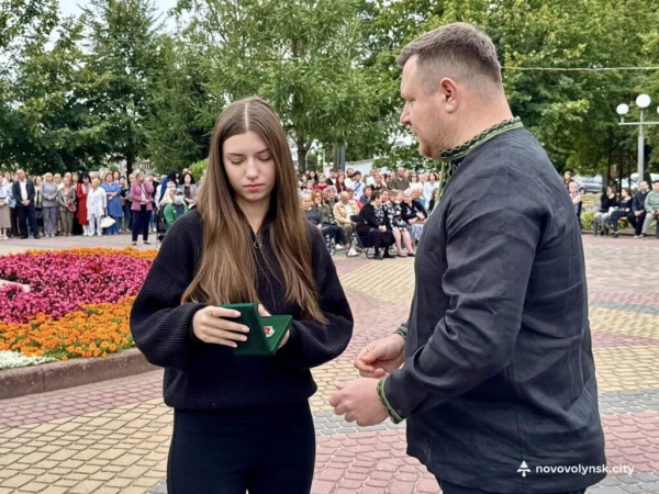 Вшанували Героїв: родинам загиблих воїнів вручили звання «Почесний громадянин Нововолинської громади» | Новини Нововолинська Вшанували Героїв: родинам загиблих воїнів вручили звання «Почесний громадянин Нововолинської громади» | Новини Нововолинська