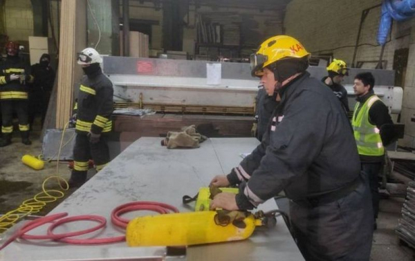 В Киеве на заводе станок упал на людей: двое погибших