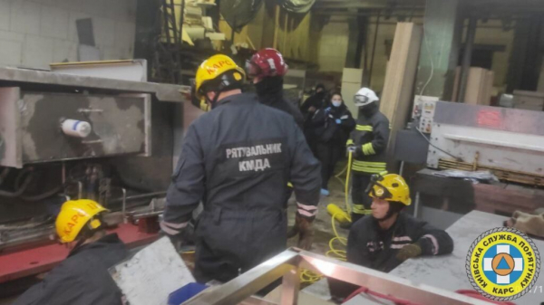 В Киеве на заводе станок упал на людей: двое погибших