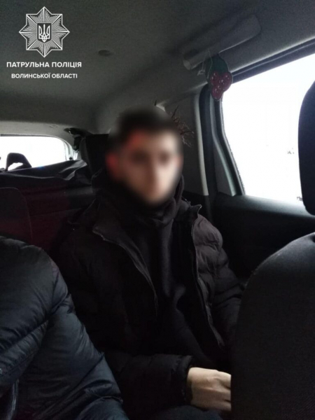 В Луцке подросток за рулем Renault влетел в толпу на «зебре»: появилось видео инцидента