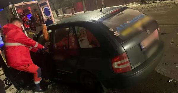 В Белой Церкви спасатели вытаскивали Дед Мороза из авто, попавшего в ДТП - Проишествия