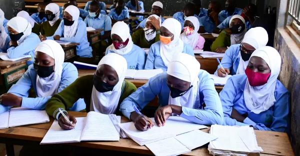 В Уганде ученики вернулись  в школы после 83-недельного карантина  - Короновирус