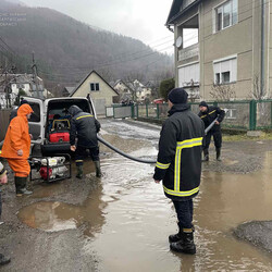 В Закарпатье подтопило дороги, и уровень воды будет повышаться: ГСЧС предупреждает об опасности оранжевого уровня фото - Проишествия