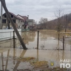В Закарпатье подтопило дороги, и уровень воды будет повышаться: ГСЧС предупреждает об опасности оранжевого уровня фото - Проишествия