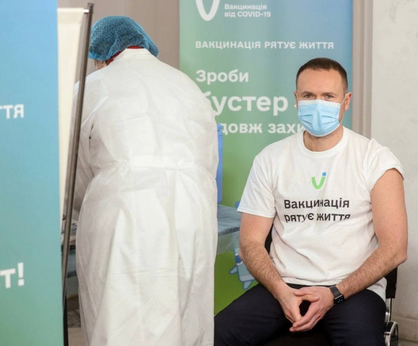 Украинские министры привились бустерной дозой вакцины от коронавируса - Короновирус