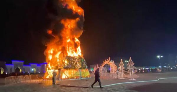 В Казахстане новогодняя елка сгорела в первые 20 минут после боя курантов - Проишествия