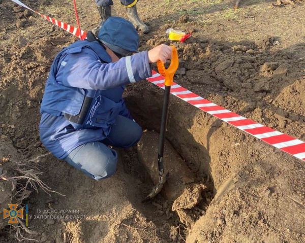 Авиационную бомбу обнаружили в саду жители Васильевки Запорожской области - Проишествия