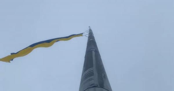На самый высокий флагшток в Украине подняли новый флаг – взамен тому, который порвало ветром - Проишествия
