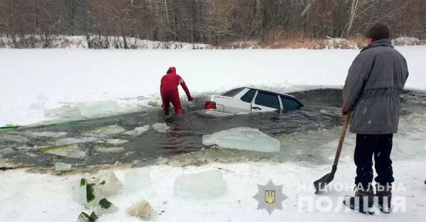 На Полтавщине пьяный "шумахер" провалился под лед - авто из реки доставали спасатели - Проишествия