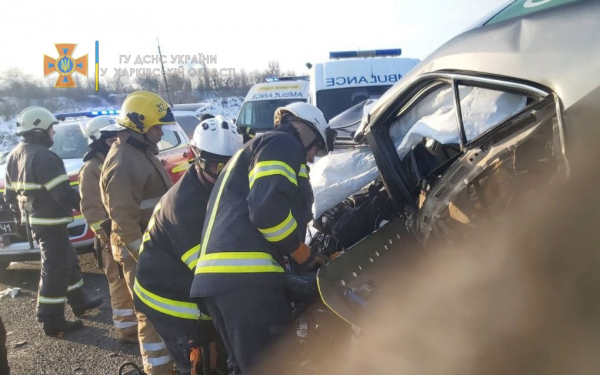 Под Харьковом столкнулись Kia и Toyota: погибли три человека, двух детей госпитализировали
