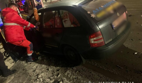 В Белой Церкви спасатели вытаскивали Дед Мороза из авто, попавшего в ДТП - Проишествия