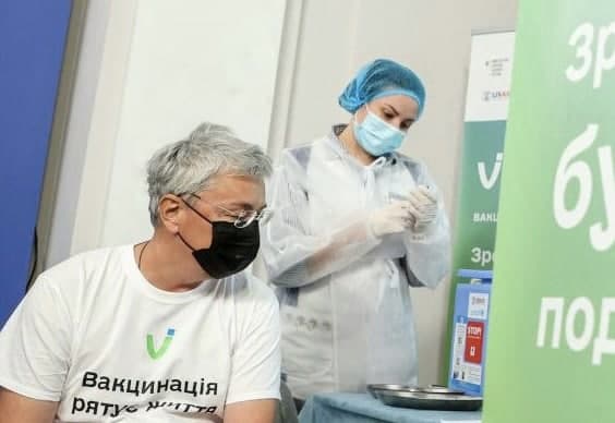 Украинские министры привились бустерной дозой вакцины от коронавируса - Короновирус