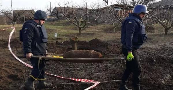 Авиационную бомбу обнаружили в саду жители Васильевки Запорожской области - Проишествия