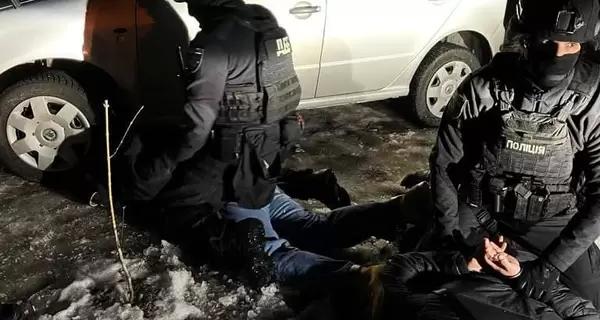 Поліцейські з Дніпра приїхали до Києва та вимагали у підозрюваного 12 тисяч доларів замість допиту відео- Події