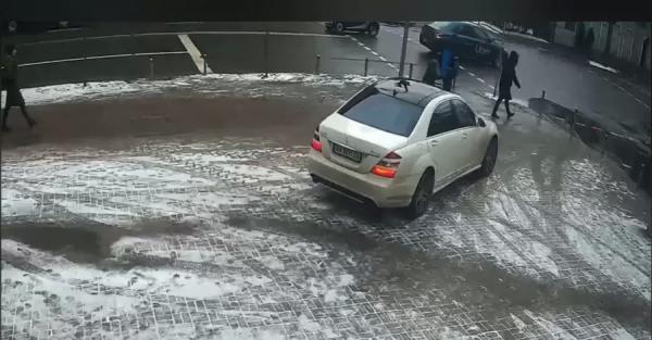 В Киеве водитель Mercedes сломал антипарковочный столбик, чтобы выбраться на проезжую часть - Проишествия