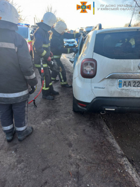 Под Киевом легковушка столкнулась с маршруткой: семь пострадавших