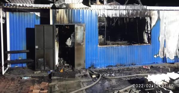 У Станиці Луганській згоріло кафе, 12 людей постраждали- Події