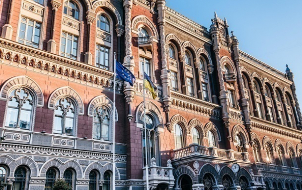 В НБУ розповіли, скільки грошей українці зняли з рахунків за два місяці