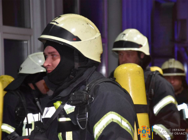 В Одессе потушили пожар в торговом центре "Мегадом" - Проишествия