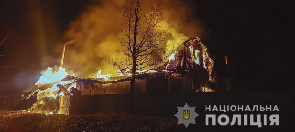 У Станиці Луганській згоріло кафе, 12 людей постраждали- Події