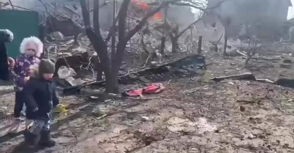 Маріуполь убивають: люди розпалюють багаття з меблів біля будинків і готують їжу на вулиці- Події