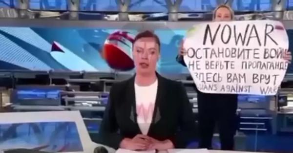 В ефір російської програми Час увірвалася дівчина з плакатом Ні війні, її одразу відвезли до поліції фото відео- Події