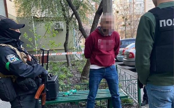 В Киеве пьяный мужчина открыл огонь в подъезде многоэтажки