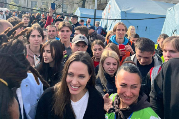 Анджелина Джоли в Украине: встретила эвакуированных жителей Донецкой области - 30 апреля 2022 :: Донеччина