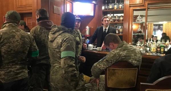 Невідомі у камуфляжі увірвалися до 5-зіркового готелю Premier Palace у Києві вимагають поселити біженців - Події