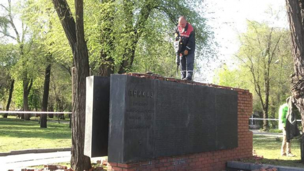 У Дніпрі демонтують пам'ятники із символами радянської влади
