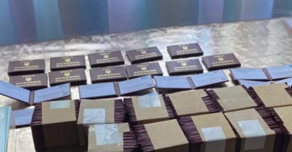 У Києві видавець продавав фальшиві прес-картки та дозволи на зброю - Події