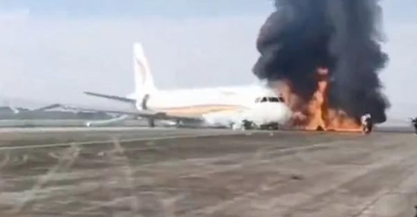 У Китаї під час зльоту в аеропорту спалахнув літак, постраждали 40 людей - Події