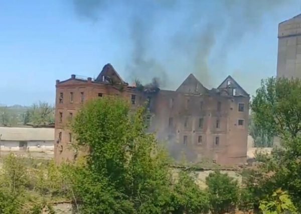 В Нью-Йорке Донецкой области горит паровая мельница Петера Дика - 09 мая 2022 :: Донеччина