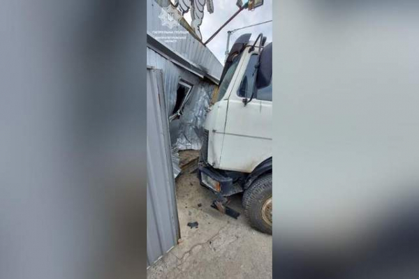 У Дніпрі зіткнулися легковик та вантажівка: "МАЗ" в'хав у шиномонтаж