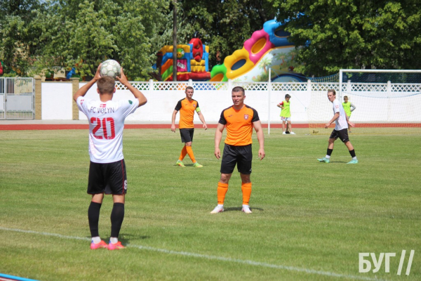 У Нововолинську провели благодійний футбольний матч: фоторепортаж | Новини Нововолинська