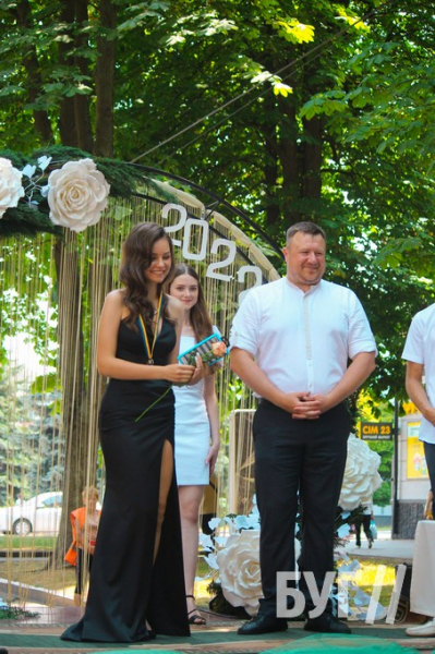 У Нововолинську пройшов випускний: в центрі міста нагородили медалістів | Новини Нововолинська