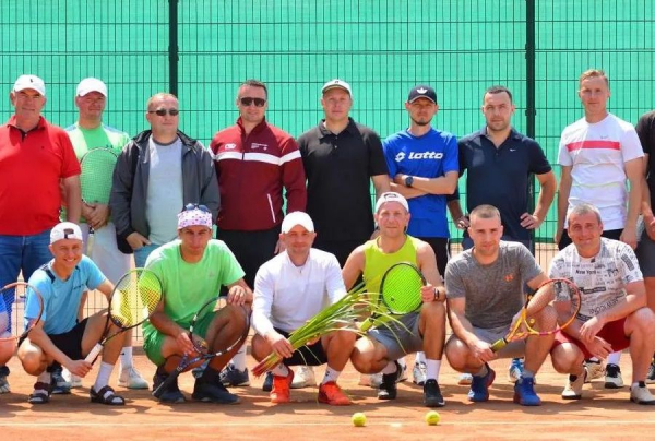 Передали на ЗСУ понад 5 тис. гривень: у Нововолинську пройшов благодійний турнір з тенісу | Новини Нововолинська