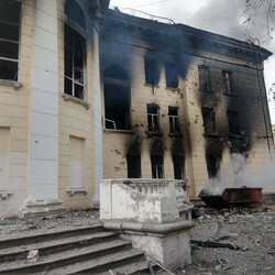 На Луганщині військові РФ ведуть вогонь цілодобово, знищено гуманітарний штаб - Події