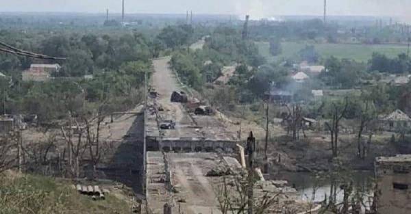 Росіяни зруйнували всі мости, що ведуть до Сєверодонецька - евакуація неможлива - Події