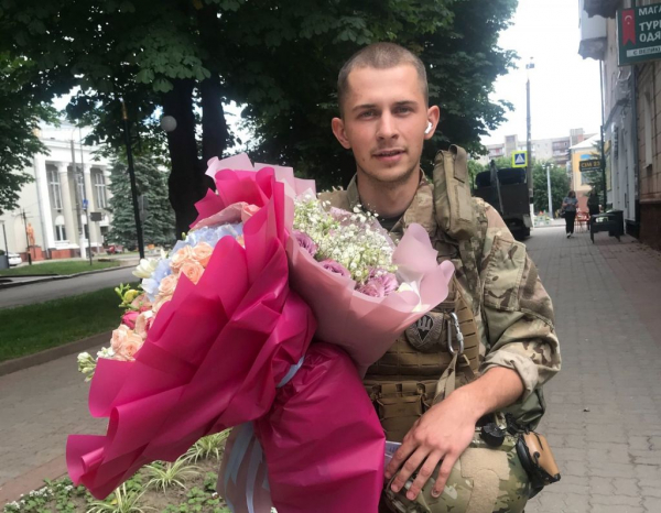 У центрі з великими букетами квітів: в Нововолинську зустріли військового, який з початку війни був на фронті | Новини Нововолинська